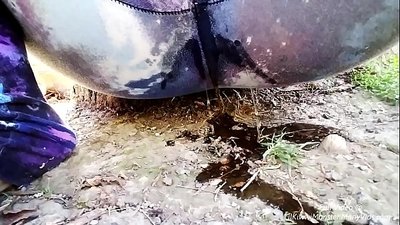 Писсинг на улице! Приходите посмотреть, как LilKiwwiMonster намочил свои трусики и мочится в грязи!